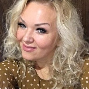                     Blondedame                