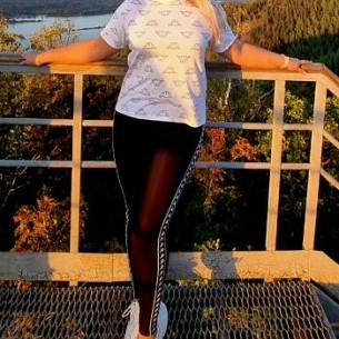                     AndreaZ                